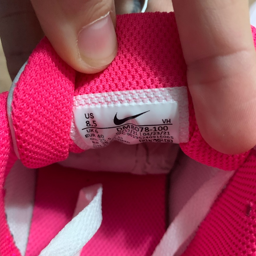 Nike - Picture 4 of 4